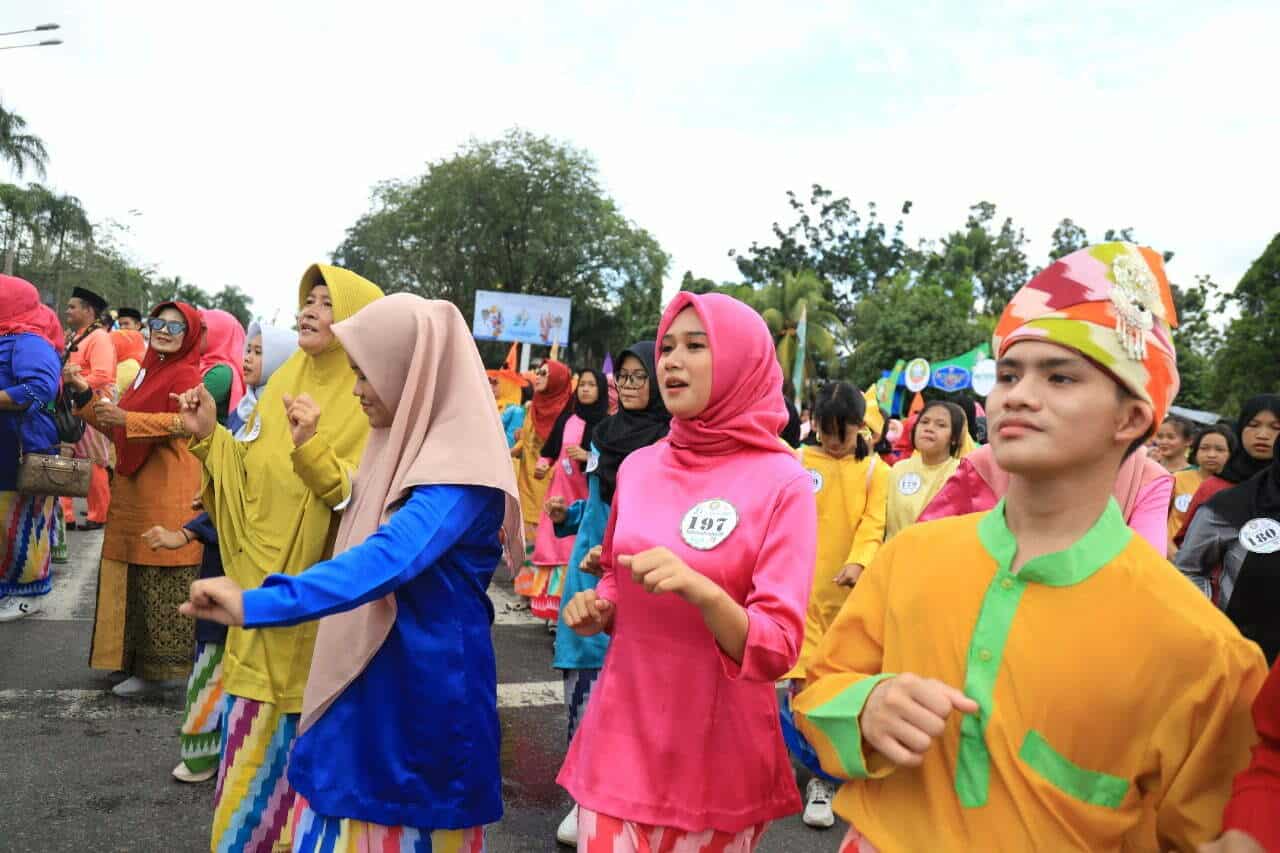 Belasan ribu orang dengan pakaian telok belanga dan baju kurung menari jepin pada puncak peringatan Hari Jadi Kota Pontianak ke-251. (Foto: Prokopim For KalbarOnline.com)