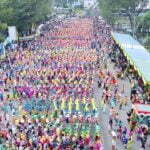 Lebih dari 11 ribu orang dengan pakaian telok belanga dan baju kurung menari Jepin pada puncak peringatan Hari Jadi Kota Pontianak ke-251. (Foto: Prokopim For KalbarOnline.com)