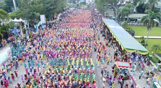 Lebih dari 11 ribu orang dengan pakaian telok belanga dan baju kurung menari Jepin pada puncak peringatan Hari Jadi Kota Pontianak ke-251. (Foto: Prokopim For KalbarOnline.com)