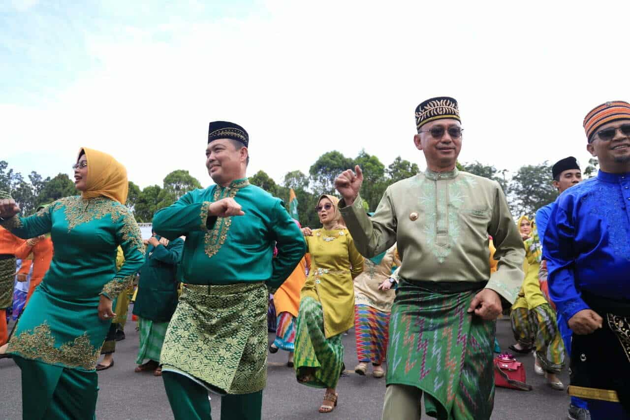 Wali Kota Pontianak, Edi Rusdi Kamtono bersama Wakil Gubernur Kalbar, Ria Norsa dan Bupati Mempawah, Erlina ikut menari jepin. (Foto: Prokopim For KalbarOnline.com)