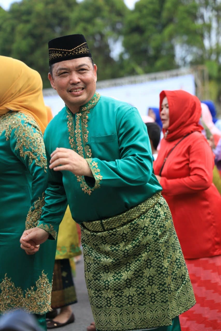 Wakil Gubernur Kalbar, Ria Norsa ikut menari jepin pada puncak Hari Jadi Kota Pontianak ke-251. (Foto: Prokopim For KalbarOnline.com)