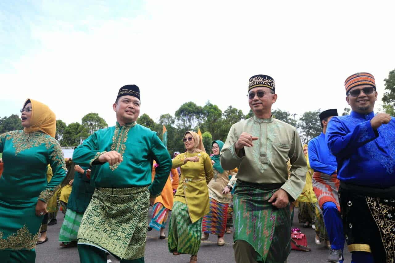 Wali Kota Pontianak, Edi Rusdi Kamtono bersama Wakil Gubernur Kalbar, Ria Norsa ikut menari jepin. (Foto: Prokopim For KalbarOnline.com)