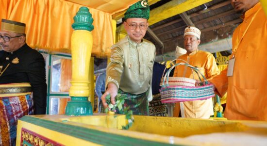 Wali Kota Pontianak, Edi Rusdi Kamtono berziarah ke makam Kesultanan Pontianak di Batu Layang. (Foto: Prokopim For KalbarOnline.com)