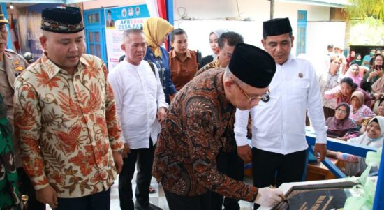 Gubernur Kalbar, Sutarmidji meresmikan Balai Pertemuan Kantor Desa Paal di Kecamatan Nanga Pinoh, Kabupaten Melawi, Minggu (23/10/2022). (Foto: Biro Adpim For KalbarOnline.com)