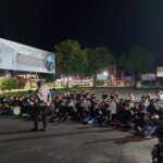 Puluhan remaja yang terlibat aksi balap liar diamankan oleh Polres Ketapang, Sabtu (22/10/2022) malam. (Foto: Adi LC)