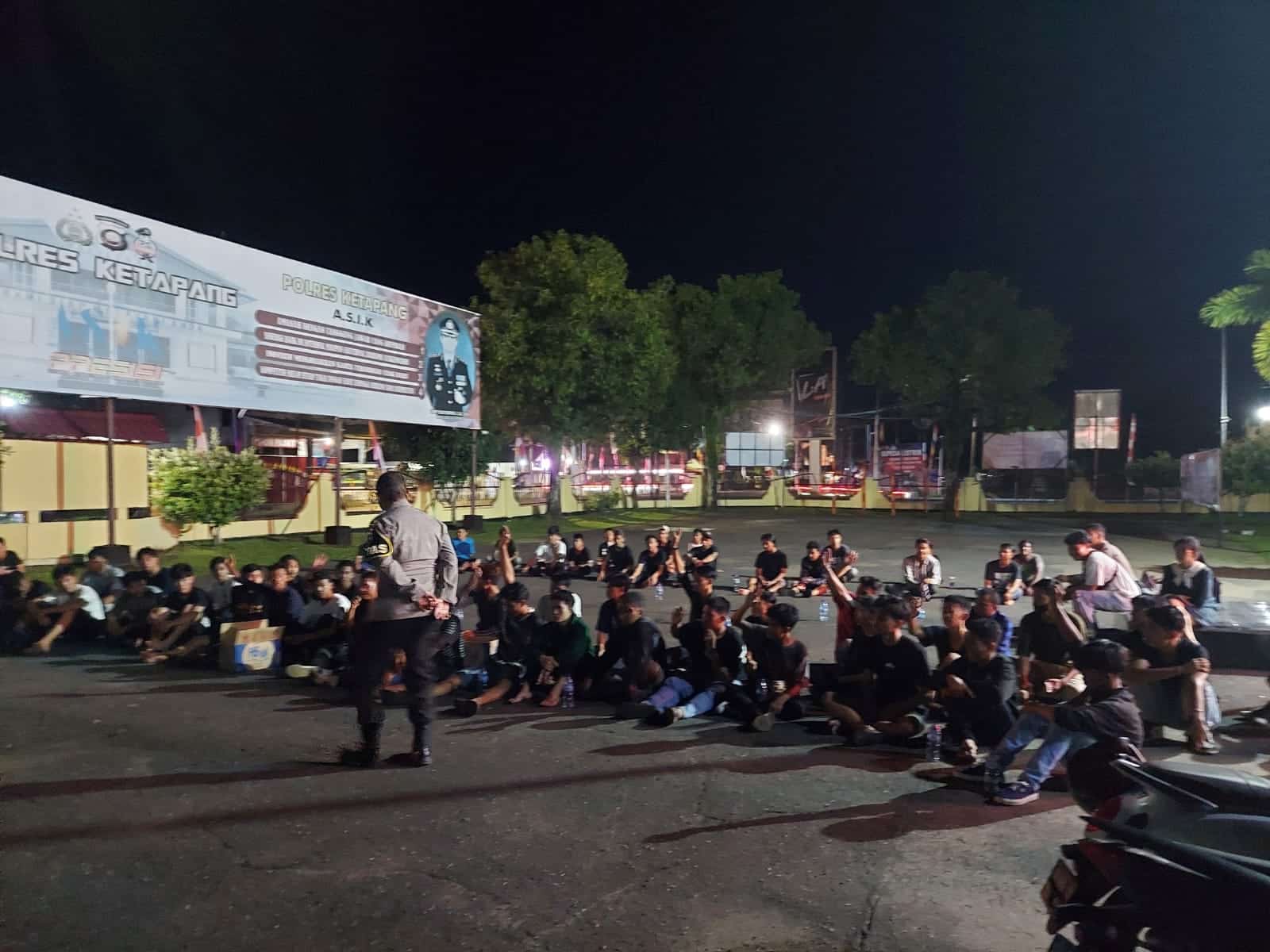 Puluhan remaja yang terlibat aksi balap liar diamankan oleh Polres Ketapang, Sabtu (22/10/2022) malam. (Foto: Adi LC)