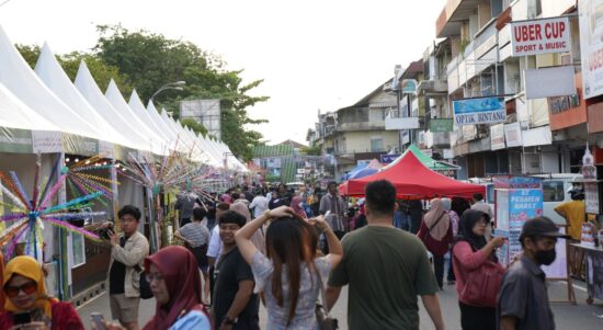 Booth-booth yang ada di sepanjang Jalan Diponegoro meramaikan Pontianak Food Fest 2022. (Foto: Prokopim For KalbarOnline.com)