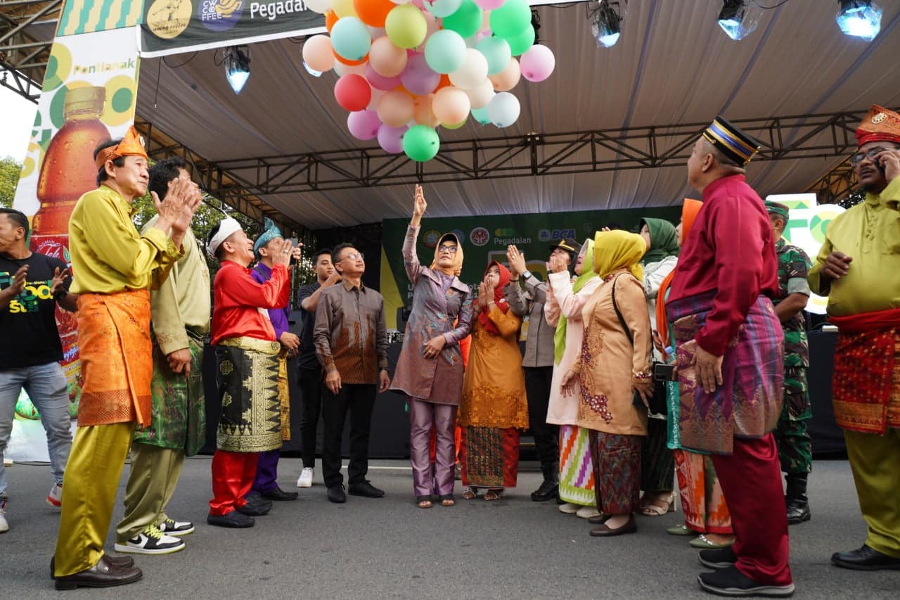Pelepasan balon menandai mulai digelarnya Pontianak Food Fest 2022 di Jalan Diponegoro. (Foto: Prokopim For KalbarOnline.com)
