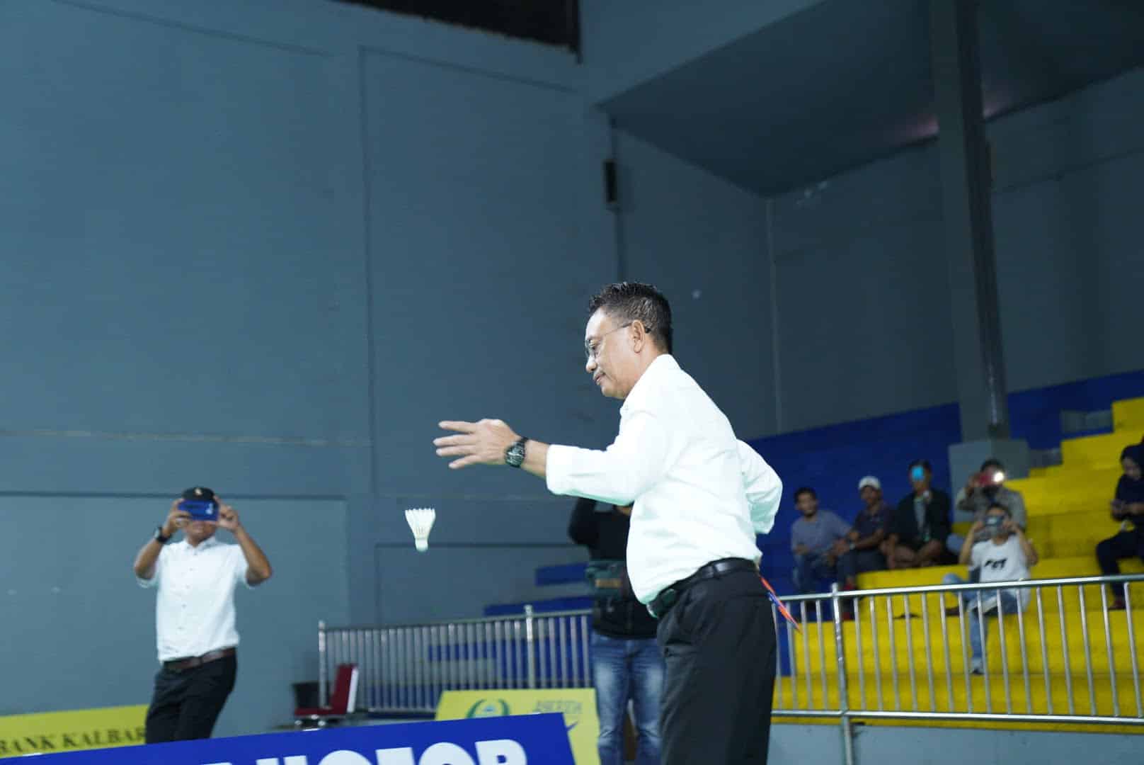 Wali Kota Pontianak, Edi Rusdi Kamtono melakukan servis perdana sebagai tanda dimulainya Victor Wali Kota Pontianak Open 2022 di GOR Bumi Khatulistiwa. (Prokopim For KalbarOnline.com)