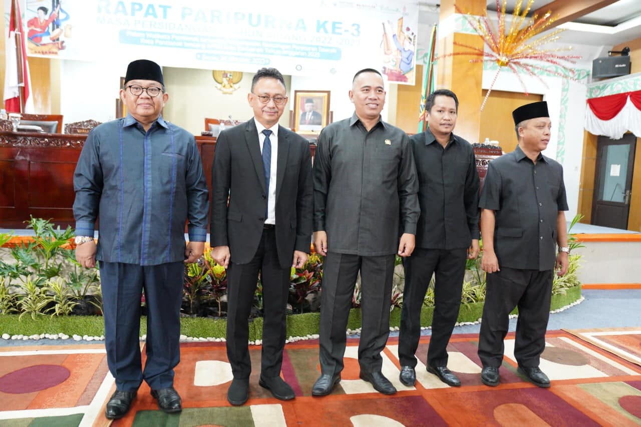 Wali Kota Pontianak, Edi Rusdi Kamtono berfoto bersama para Pimpinan DPRD Kota Pontianak. (Foto: Prokopim For KalbarOnline.com)