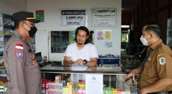 Polres Kapuas Hulu bersama Dinas Kesehatan melakukan sosialisasi dan imbauan ke sejumlah apotek maupun klinik yang ada di kota Putussibau, Senin (24/10/2022). (Foto: Ishaq)