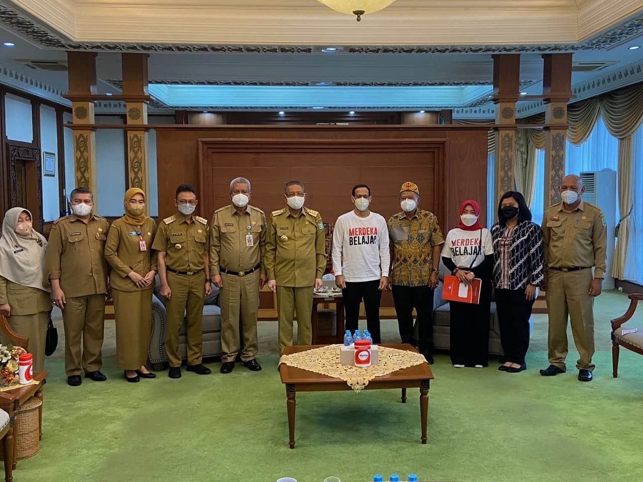Gubernur Kalimantan Barat, Sutarmidji dan jajaran berfoto bersama Mendikbudristek RI, Nadiem Makarim. (Foto: Jauhari)