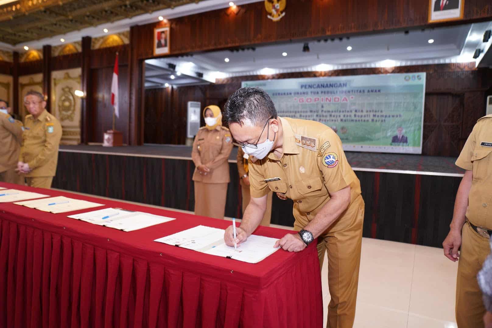 Wali Kota Pontianak, Edi Rusdi Kamtono menandatangani Kesepakatan Bersama Pemanfaatan Kepemilikan KIA di Pendopo Gubernur Kalbar. (Foto: Prokopim For KalbarOnline.com)