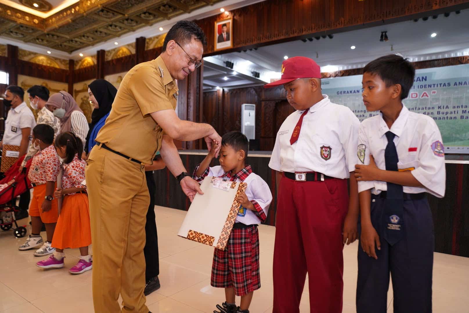 Wali Kota Pontianak, Edi Rusdi Kamtono menyerahkan secara simbolis KIA kepada anak-anak sekolah. (Foto: Prokopim For KalbarOnline.com)