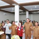 Foto bersama tim audit kasus stunting, di Hotel Amaranta Nanga Pinoh, Kabupaten Melawi, Selasa (25/10/2022). (Foto: Bahrum Sirait)