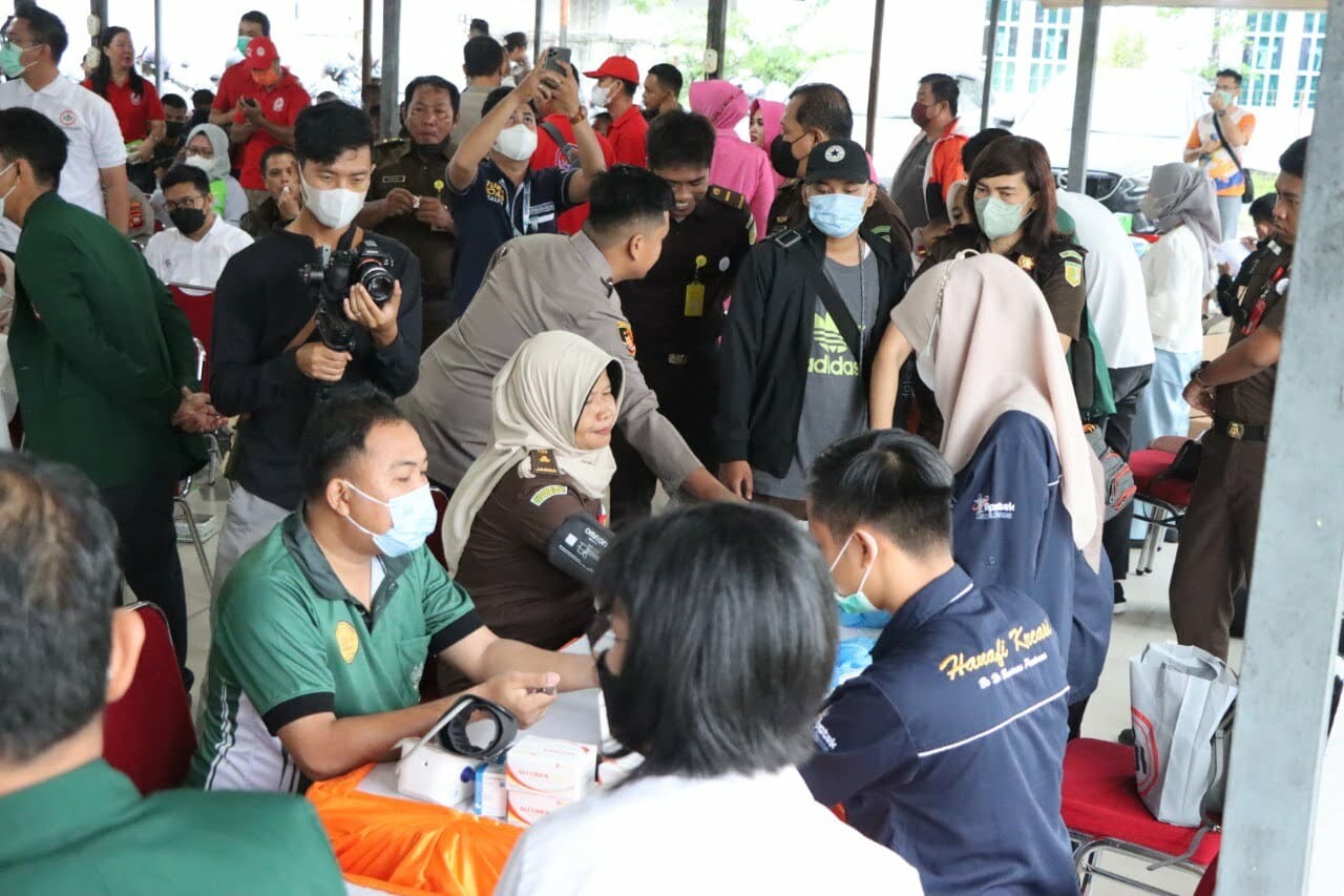 Suasana kegiatan donor darah dalam rangka memeriahkan peringatan HUT IDI ke-72 di Kabupaten Ketapang. (Foto: Adi LC)