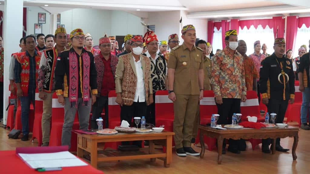 Bupati Kapuas Hulu, Fransiskus Diaan menghadiri pelantikan pengurus Pemuda Dayak Kabupaten Kapuas Hulu (PDKH) periode 2022 - 2027, di Rumah Dinas Bupati, Selasa (25/10/2022) sore. (Foto: Ishaq)