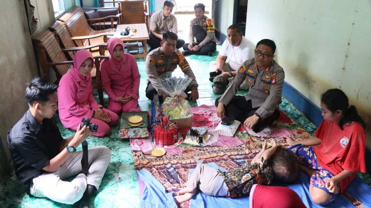 Kapolres Ketapang, AKBP Yani Permana mengunjungi kediaman Pirman Apadil, di Dusun Darussalam, Desa Sungai Awan Kanan, Kecamatan Muara Pawan, Kabupaten Ketapang, Rabu (26/10/2022). (Foto: Adi LC)