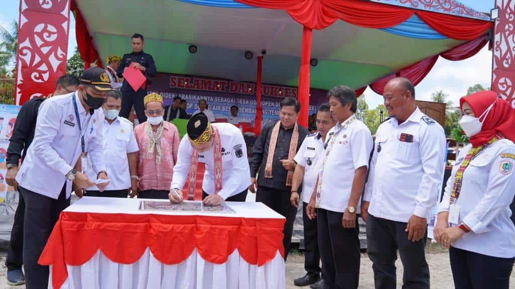 Bupati Kapuas Hulu, Fransiskus Diaan melakukan penandatanganan komitmen bersama deklarasi ODF tiga desa di Kecamatan Embaloh Hulu, Rabu (26/10/2022). (Foto: Ishaq)