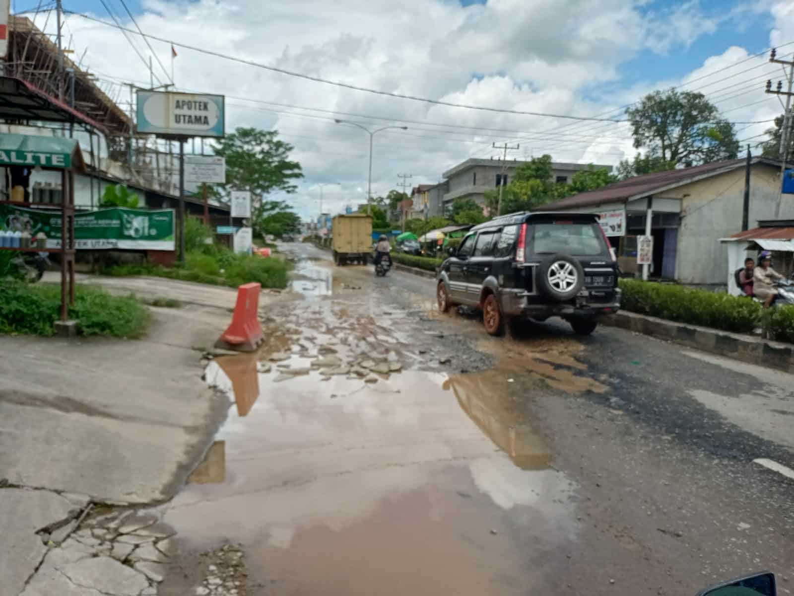 Salah satu titik kerusakan jalan nasional di depan Apotek Utama, Jalan poros Kota Nanga Pinoh. (Foto: Bahrum Sirait)