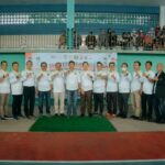 Wakil Bupati Ketapang, Farhan berfoto bersama di sela-sela membuka Kejuaraan Tenis Lapangan se-Kalimantan Tahun 2022, di Lapangan Tenis Indoor Pelti Ketapang, Selasa (25/10/2022). (Foto: Adi LC)