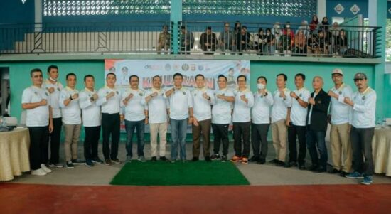 Wakil Bupati Ketapang, Farhan berfoto bersama di sela-sela membuka Kejuaraan Tenis Lapangan se-Kalimantan Tahun 2022, di Lapangan Tenis Indoor Pelti Ketapang, Selasa (25/10/2022). (Foto: Adi LC)