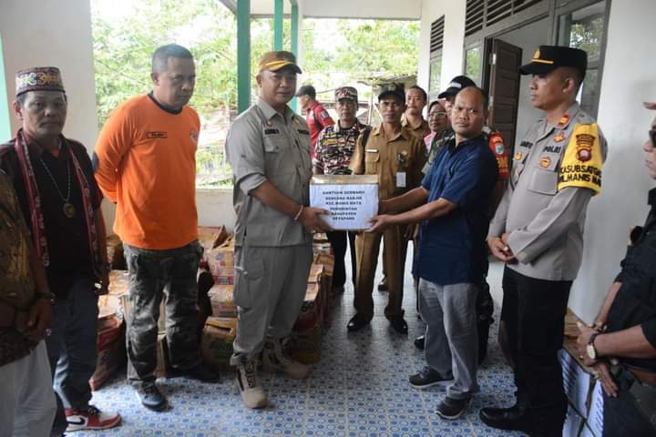 Sekretaris Daerah Ketapang, Alexander Wilyo memberikan bantuam sembako untuk korban banjir di sela-sela meresmikan Rumah Pastoran St Blasius Stasi Asam Besar, di Kecamatan Manismata, Senin (24/10/2022). (Foto: Adi LC)
