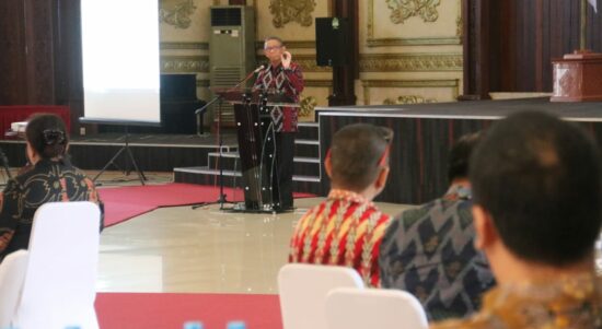 Gubernur Kalbar, Sutarmidji memberikan sambutannya pada Rapat Koordinasi Daerah Staf Ahli Kepala Daerah Se-Kalimantan Barat , di Aula Pendopo Gubernur