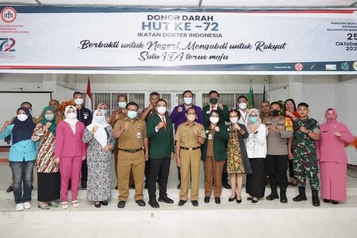 Foto bersama di sela-sela memperingati HUT IDI ke-72, di Pendopo Bupati Ketapang, Selasa (25/10/2022). (Foto: Adi LC)