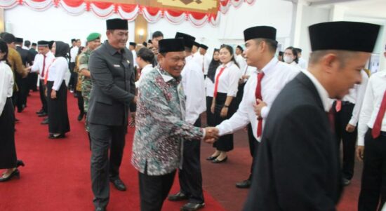 Sekda Kapuas Hulu, Mohd Zaini menghadiri pelantikan dan bimtek panwaslu, di Gedung DPRD Kabupaten Kapuas Hulu, Jumat (28/10/2022). (Foto: Ishaq)