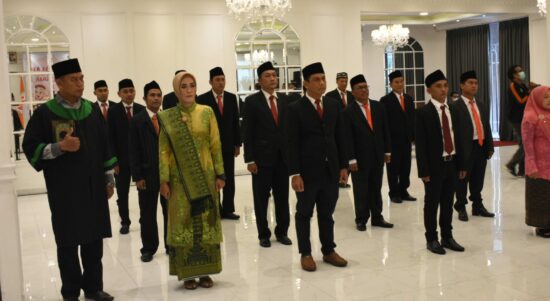18 anggota panwascam se-Kota Pontianak dilantik dan diambil sumpah janjinya. (Foto: Prokopim For KalbarOnline.com)