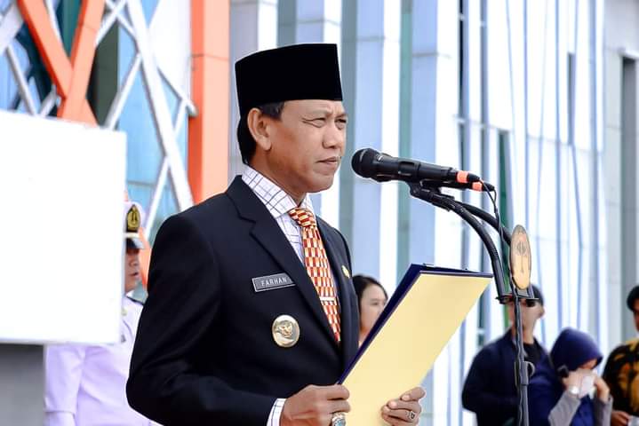 Wakil Bupati Ketapang, Farhan bertindak selaku inspektur upacara peringatan Hari Sumpah Pemuda (HSP) ke-94 tahun 2022, Jumat (28/10/2022), di halaman Kantor Bupati Ketapang. (Foto: Adi LC)