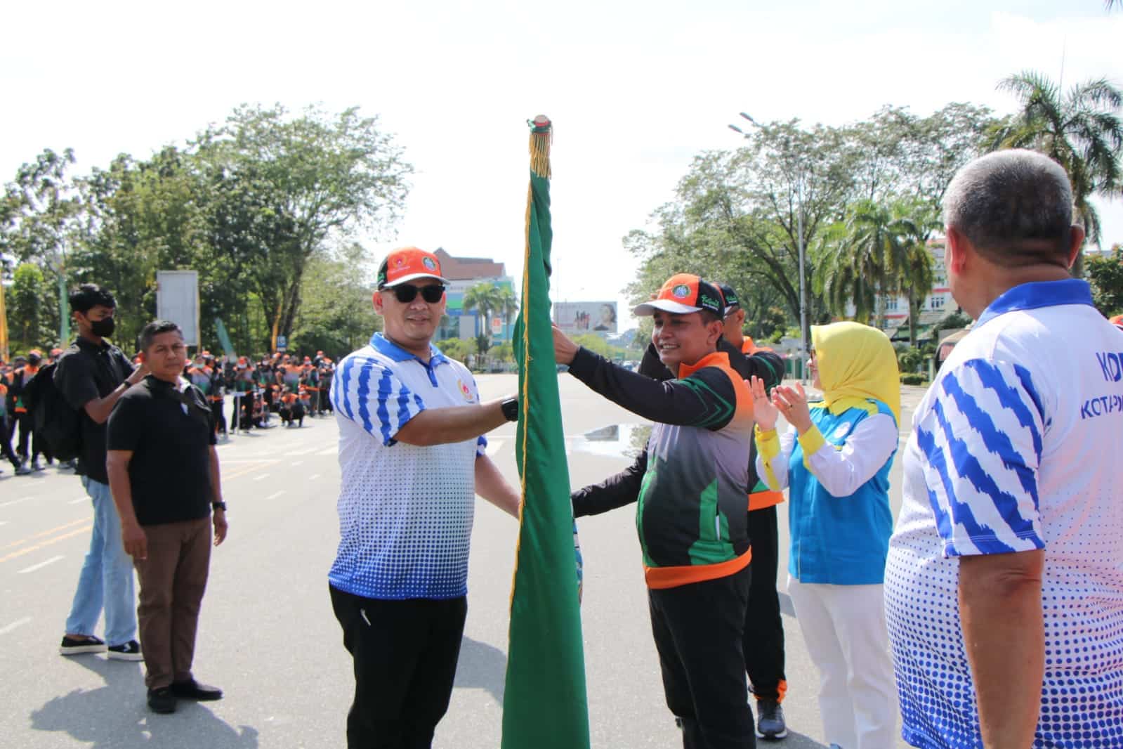Wakil Wali Kota Pontianak, Bahasan menyerahkan bendera pataka Kota Pontianak kepada Ketua Kontingen Kota Pontianak yang akan mengikuti Porprov XIII Kalbar. (Foto: Prokopim For KalbarOnline.com)
