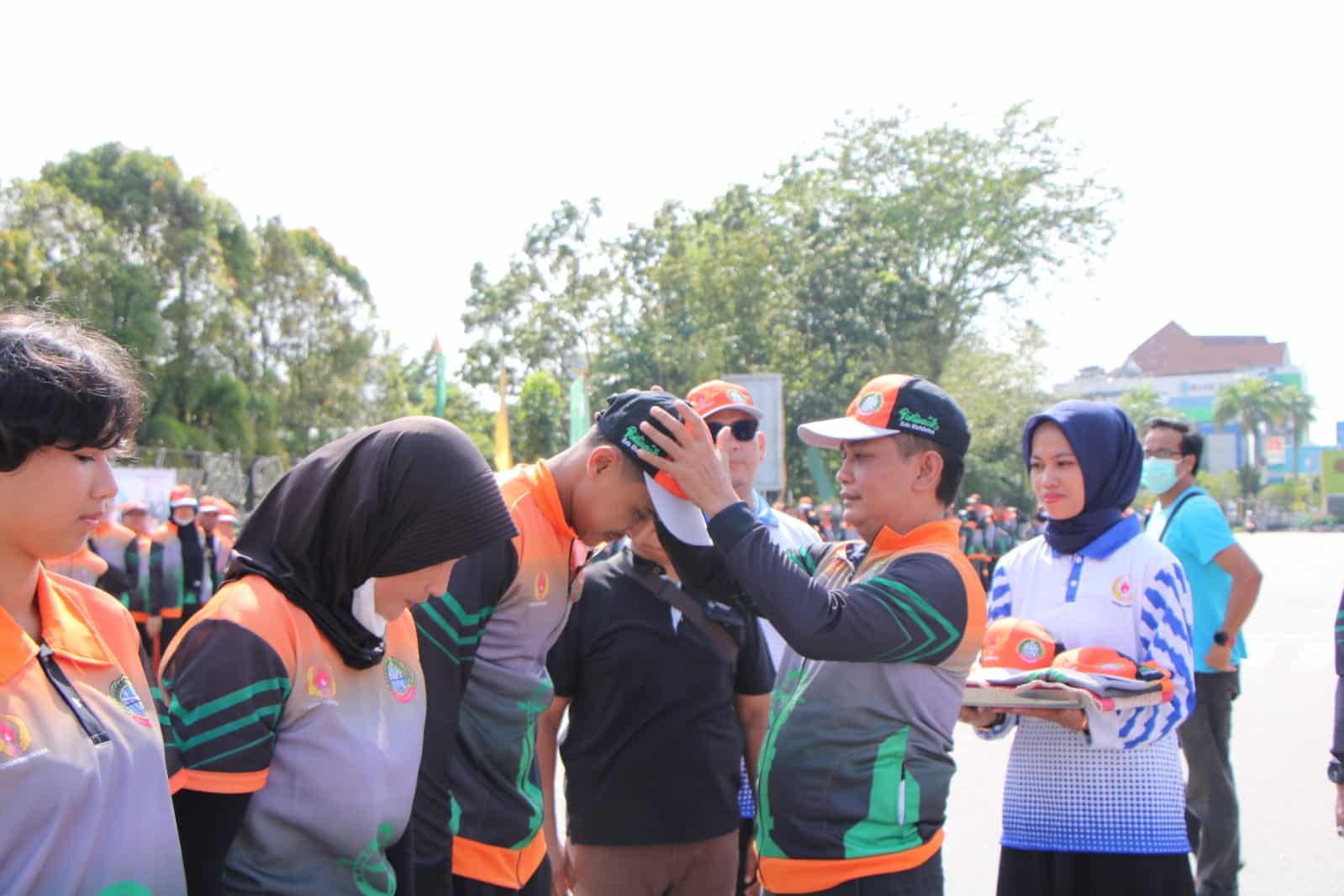 Wakil Wali Kota Pontianak, Bahasan memasangkan topi secara simbolis kepada seorang atlet Kontingen Kota Pontianak yang akan berlaga pada Porprov XIII Kalbar. (Foto: Prokopim For KalbarOnline.com)