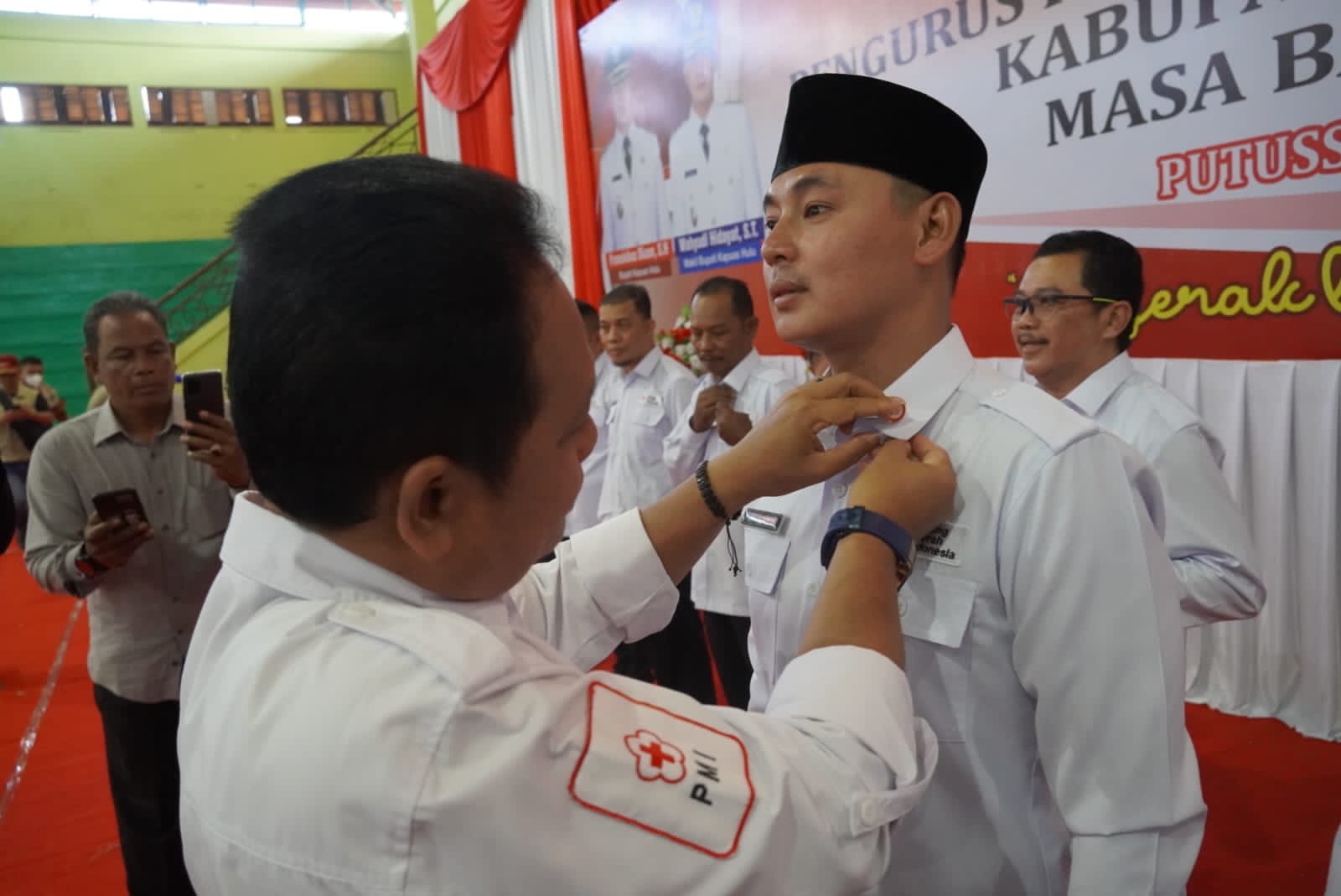 Wakil Bupati Kapuas Hulu, Wahyudi Hidayat secara resmi dilantik sebagai Ketua Palang Merah Indonesia (PMI) Kabupaten Kapuas Hulu periode 2022 - 2027, Sabtu (29/10/2022). (Foto: Ishaq)