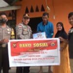 Humas Polres Kapuas Hulu menyerahkan bantuan paket sembako kepada warga kurang mampu di wilayah Kecamatan Boyan Tanjung, Kabupaten Kapuas Hulu, Sabtu (29/10/2022) sore. (Foto: Ishaq)