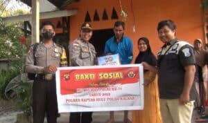 Humas Polres Kapuas Hulu menyerahkan bantuan paket sembako kepada warga kurang mampu di wilayah Kecamatan Boyan Tanjung, Kabupaten Kapuas Hulu, Sabtu (29/10/2022) sore. (Foto: Ishaq)