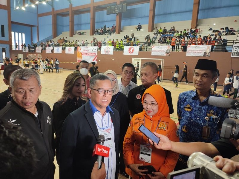 Ketum PB ABTI, Zulfydar Zaidar Mochtar diwawancarai di sela-sela menyaksikan Jakarta Handball Festival di GOR Remaja, Jakarta Utara, Jumat (28/10/2022). (Foto: Jauhari)