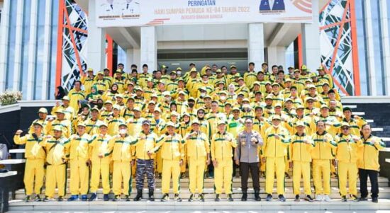 Foto bersama 850 atlet dan ofisial yang tergabung dalam kontingen Kabupaten Ketapang yang akan berlaga di Porprov Kalbar ke-XIII tahun 2022. (Foto: Adi LC)