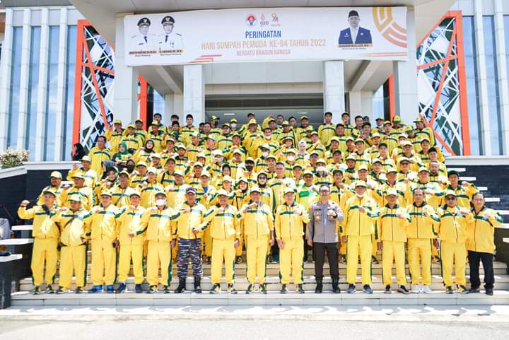 Foto bersama 850 atlet dan ofisial yang tergabung dalam kontingen Kabupaten Ketapang yang akan berlaga di Porprov Kalbar ke-XIII tahun 2022. (Foto: Adi LC)