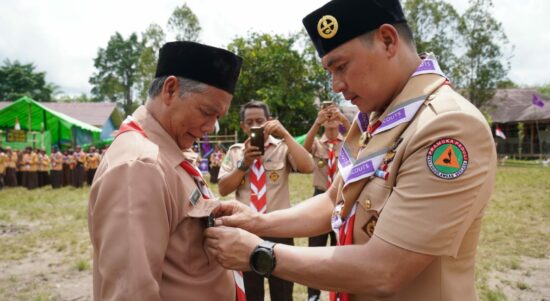 Wakil Bupati Kapuas Hulu, Wahyudi Hidayat melantik jajaran kwarran dan sekaligus menutup kegiatan Perjusami Kecamatan Boyan Tanjung. (Foto: Ishaq)