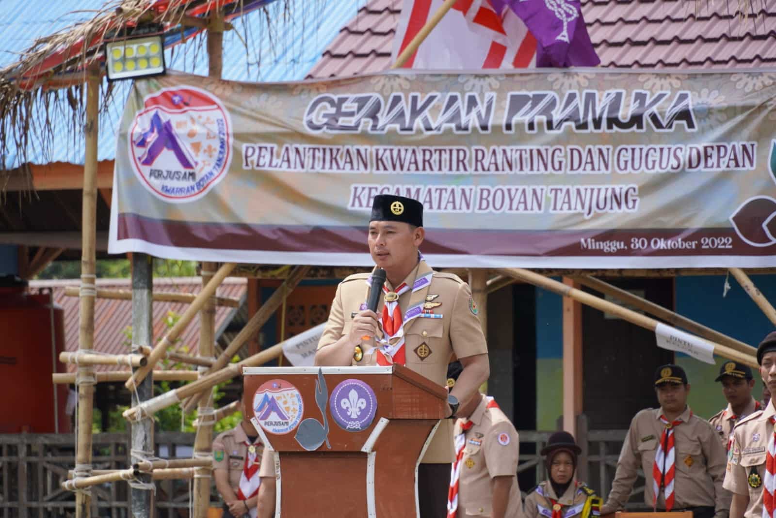 Wakil Bupati Kapuas Hulu, Wahyudi Hidayat memberikan kata sambutan pada acara pelantikan kwarran dan sekaligus penutupan Perjusami Kecamatan Boyan Tanjung. (Foto: Ishaq)
