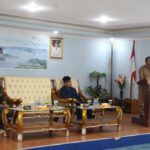 Sekda Kapuas Hulu, Mohd Zaini membuka acara pertemuan Forum Kerjasama Multipihak TNBK - DS Tentang Tinjauan Keputusan dan Restrukturisasi, di Aula Bappeda Kabupaten Kapuas Hulu, Senin (31/10/2022). (Foto: Ishaq)