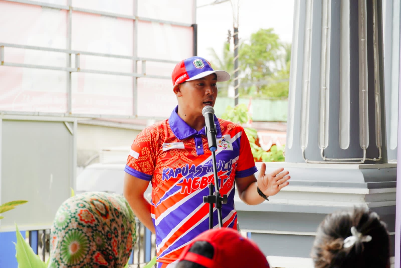 Wakil Bupati Kapuas Hulu, Wahyudi Hidayat memberikan pidato pelepasan keberangkatan kontingen cabang olahraga futsal, di Rumah Dinas Jabatan Wakil Bupati Kapuas Hulu, Senin (31/10/2022). (Foto: Ishaq)