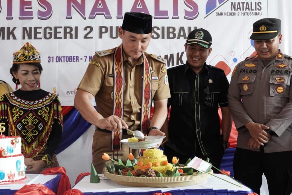 Wakil Bupati Kapuas Hulu, Wahyudi Hidayat menghadiri kegiatan dies natalis ke-XVI SMK Negeri 2 Putussibau, Senin (31/10/2022). (Foto: Ishaq)