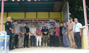 Sekda Ketapang, Alexander Wilyo berfoto bersama di sela-sela membuka Open Tournament Natal Cup 2022 di Dusun Engkadin, Desa Sepakat Jaya, Kecamatan Nanga Tayap, Jumat (28/10/2022). (Foto: Adi LC)