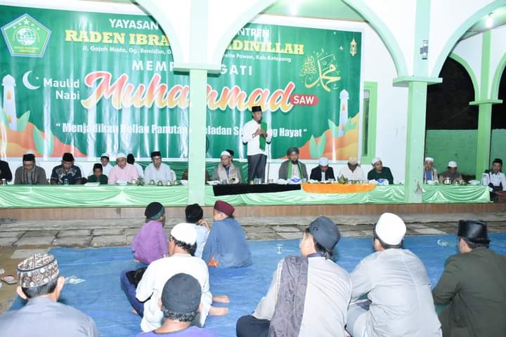Wakil Bupati Ketapang, Farhan memberikan kata sambutan pada peringatan Maulid Nabi Muhammad SAW di Pondok Pesantren Raden Ibrahim Lidinillah, Sabtu (29/10/2022). (Foto: Adi LC)