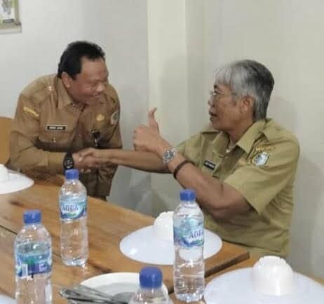 Sekretaris Daerah Kabupaten Kapuas Hulu, Mohd Zaini berbincng dengan Bupati Sintang, Jarot Winarno. (Foto: Ishaq)