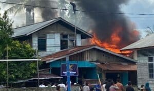 Insiden kebakaran hanguskan rumah yang didiami oleh Zakaria dan Maryam, Jumat (21/10/202), jam 12.00 WIB. (Foto: Ishaq)