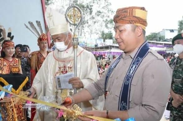 Sekda Ketapang, Alexander Wilyo meresmikan Gereja Katolik Paroki MRPD di Kecamatan Air Upas. (Foto: Adi LC)
